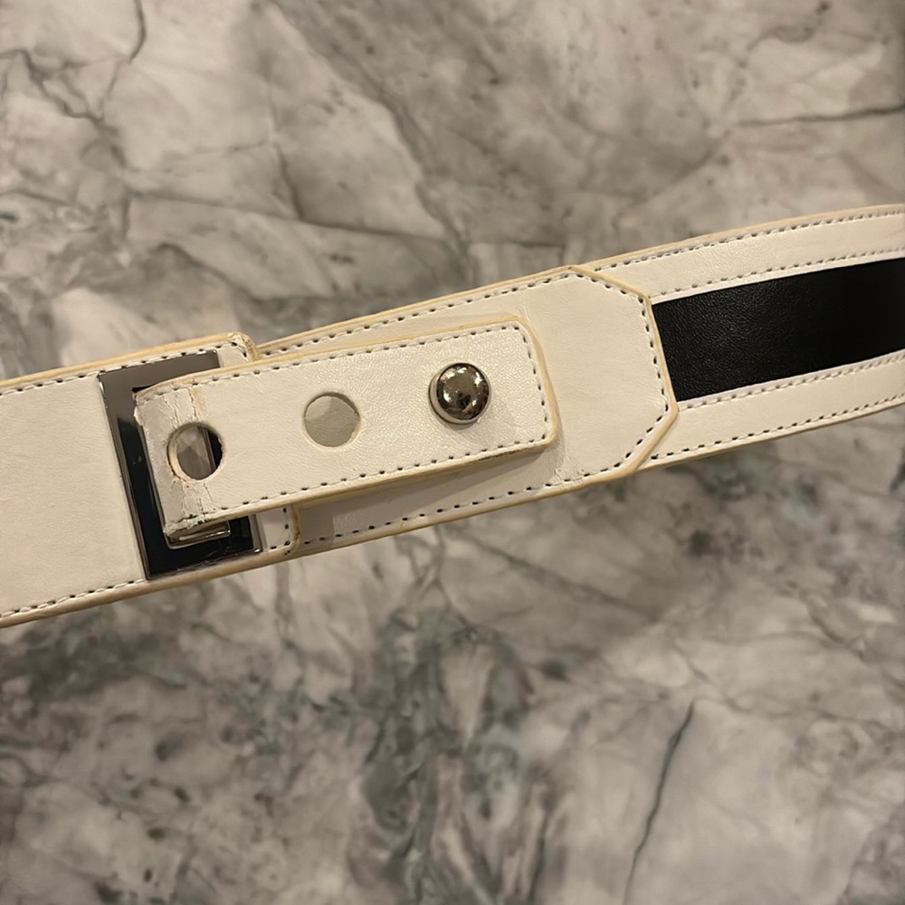 VINTAGE 1970’s Saks Fifth Avenue M black/white leather belt with snap closure